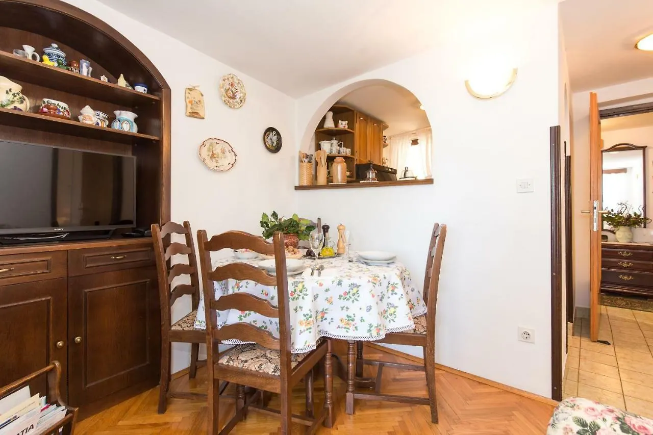 Comfy And Warm Ap With Balcony Surrounded With Beautiful Nature Lovran Kroatië