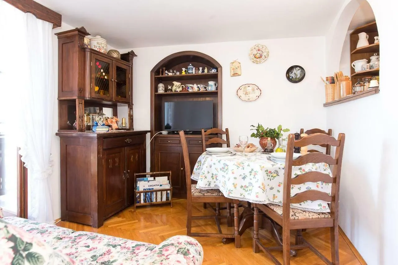 Comfy And Warm Ap With Balcony Surrounded With Beautiful Nature Lovran 0*,  Kroatië