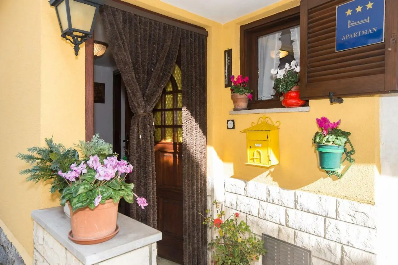 Comfy And Warm Ap With Balcony Surrounded With Beautiful Nature Lovran